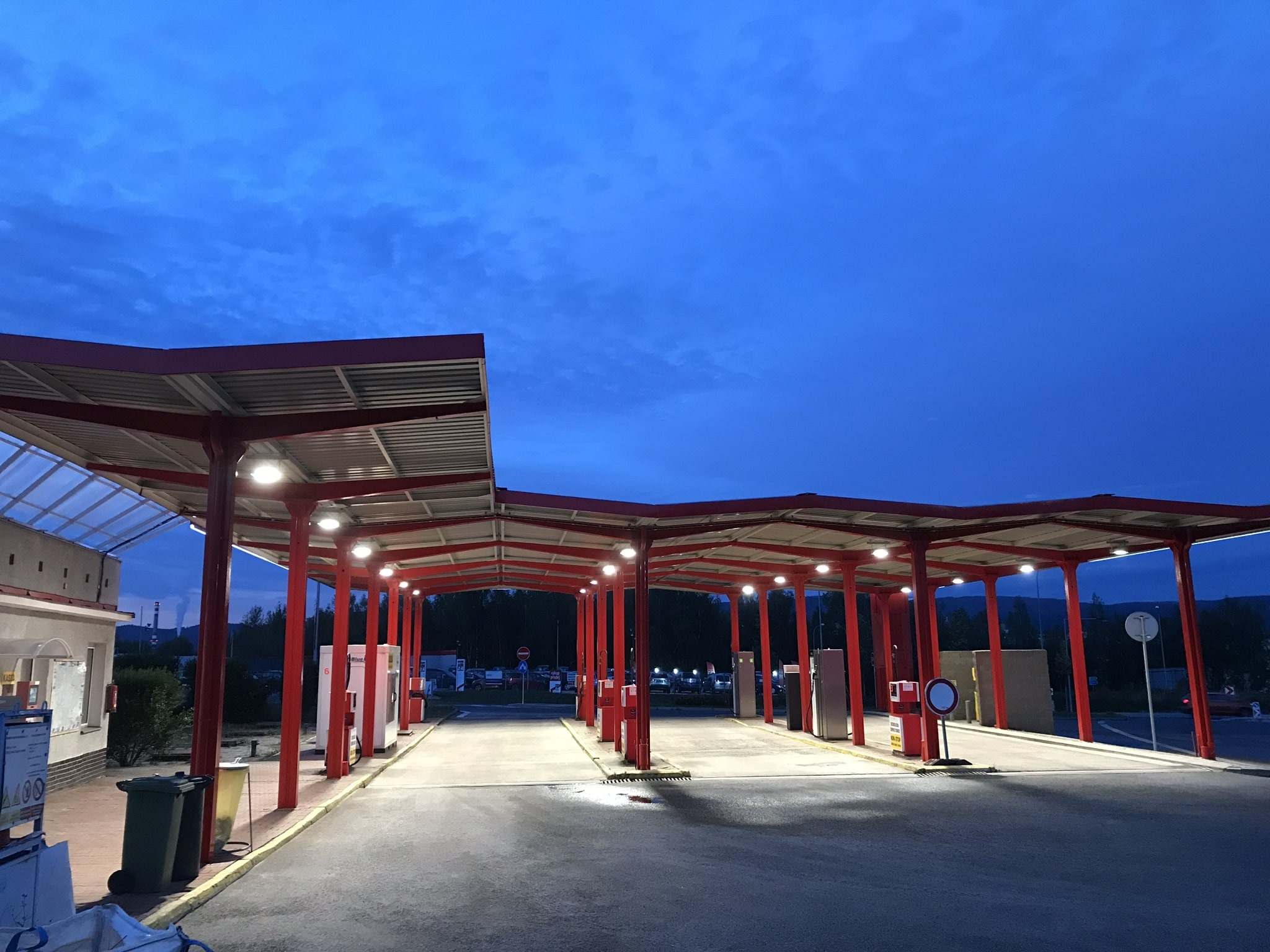 Zastřešení čerpací stanice LIAD zevnitř – červené ocelové sloupy a osvětlený podhled nad výdejními stojany