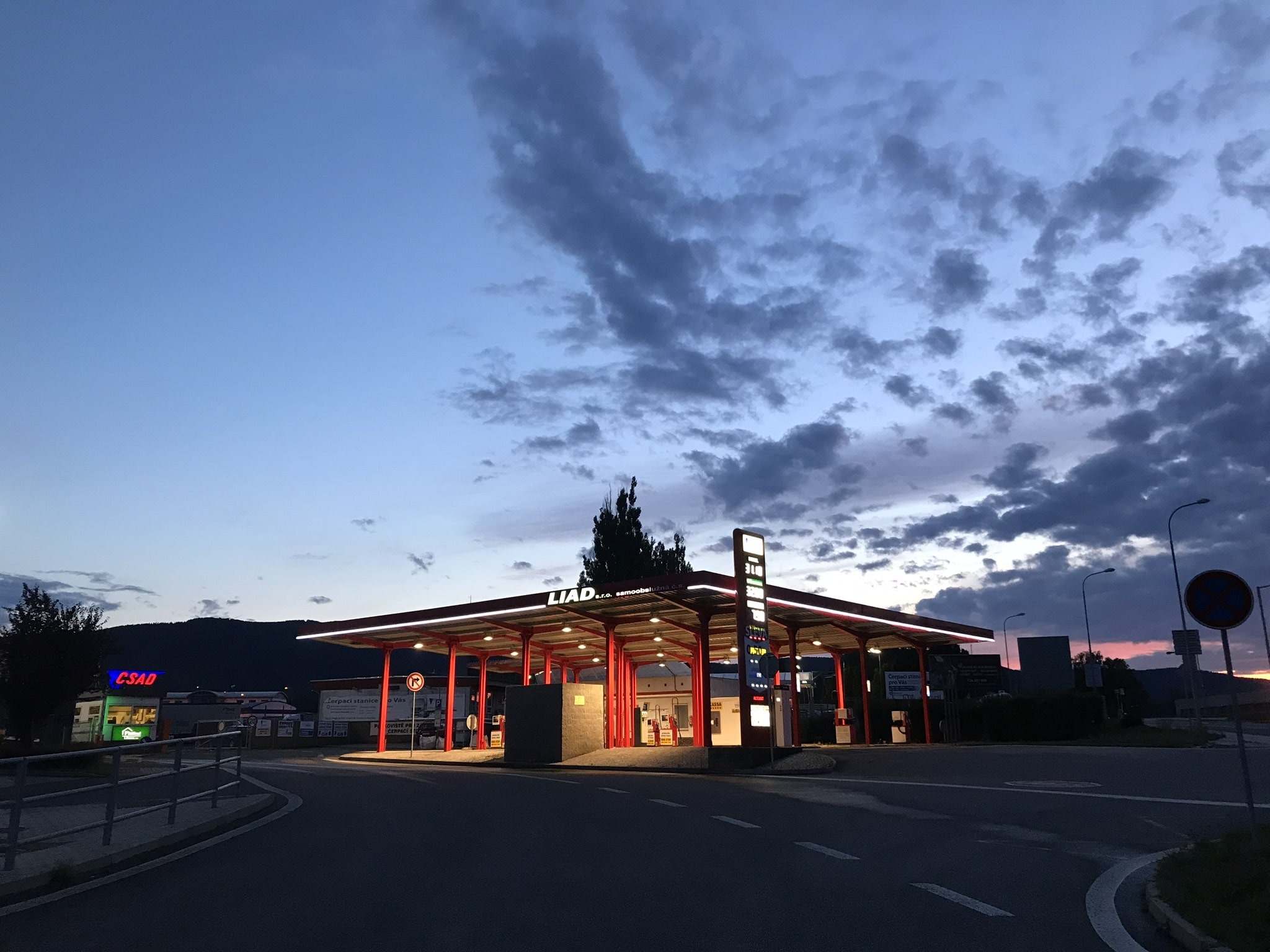 Čerpací stanice LIAD od silnice za soumraku pod večerní oblohou