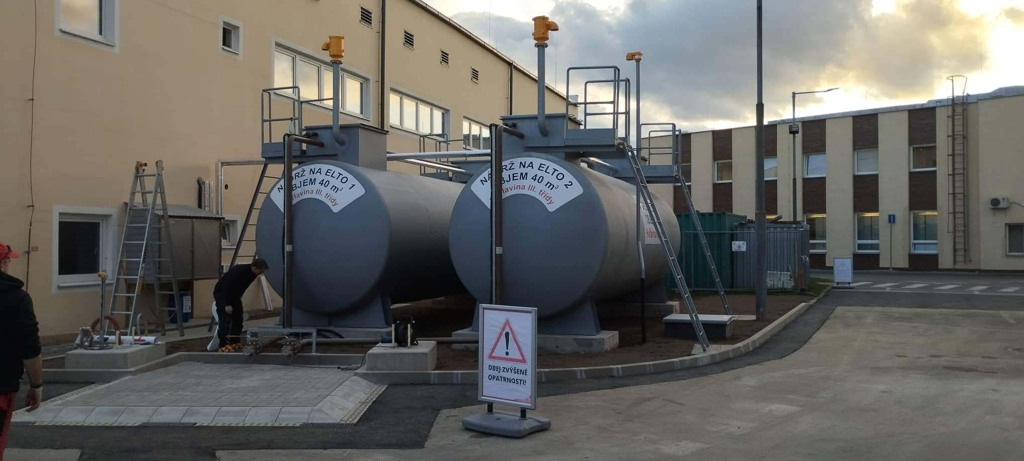 Dokončené nádrže na topný olej s výstražným značením a zpevněnou plochou – Philip Morris ČR